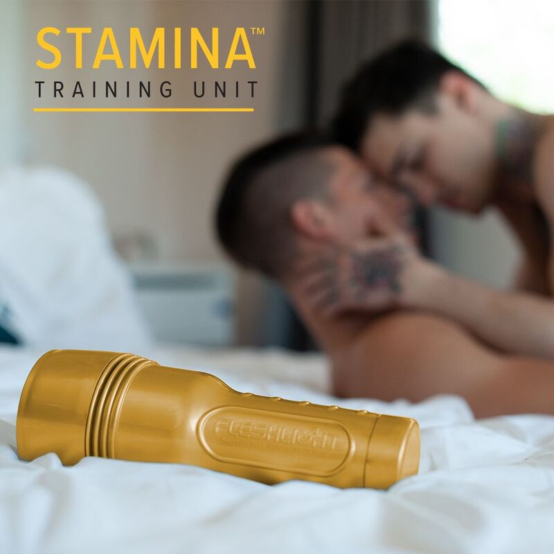 Fleshlight Stamina Training Unit Butt adagiato su un letto