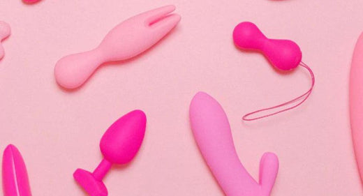 Diversi tipi di sex toys di colore rosa che vengono usati per mostrare come si usa un vibratore