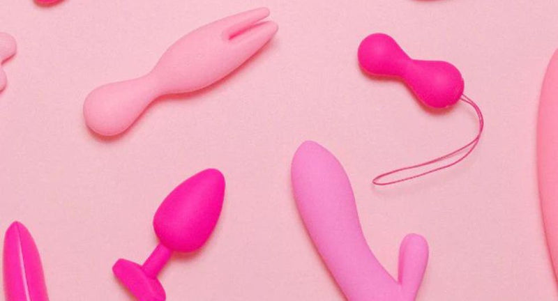 Diversi tipi di sex toys di colore rosa che vengono usati per mostrare come si usa un vibratore