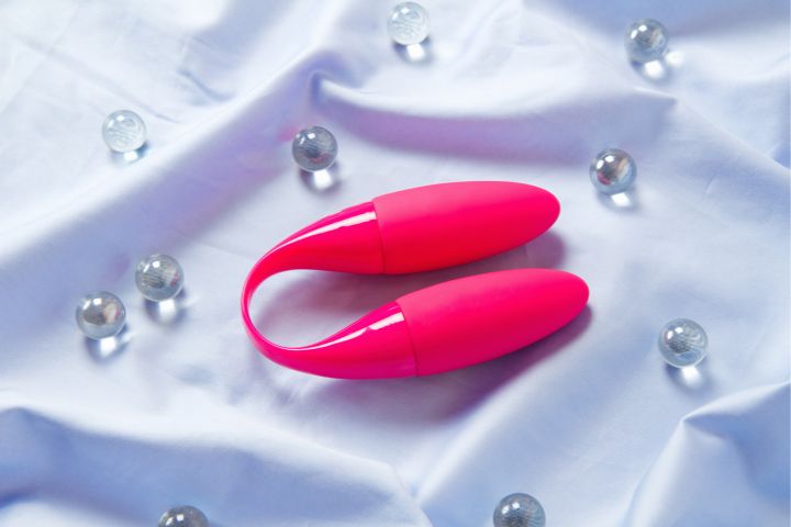 doppio dildo uno dei sex toys per lesbiche