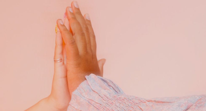 due mani congiunte rappresentano la possibilità di trovare intimità nella sessualità nella disabilità
