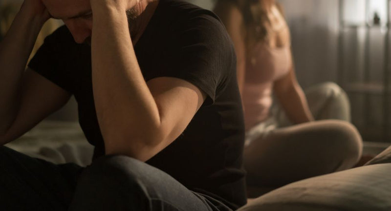 uomo sconsolato perché la prima volta non si alza 