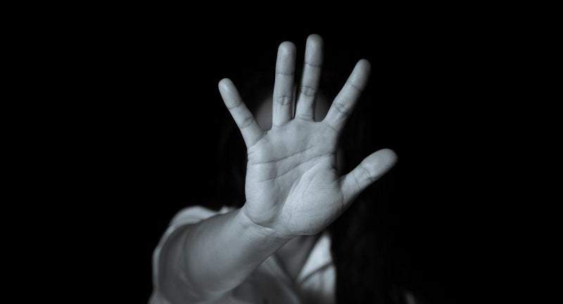 uomo con problemi sessuali maschili si nasconde dietro la sua mano aperta